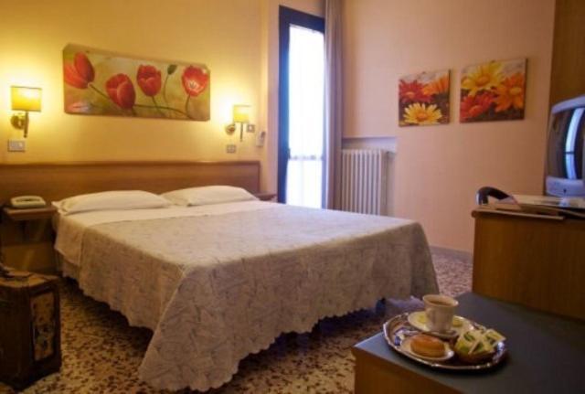 Hotel Astor Modena Bagian luar foto