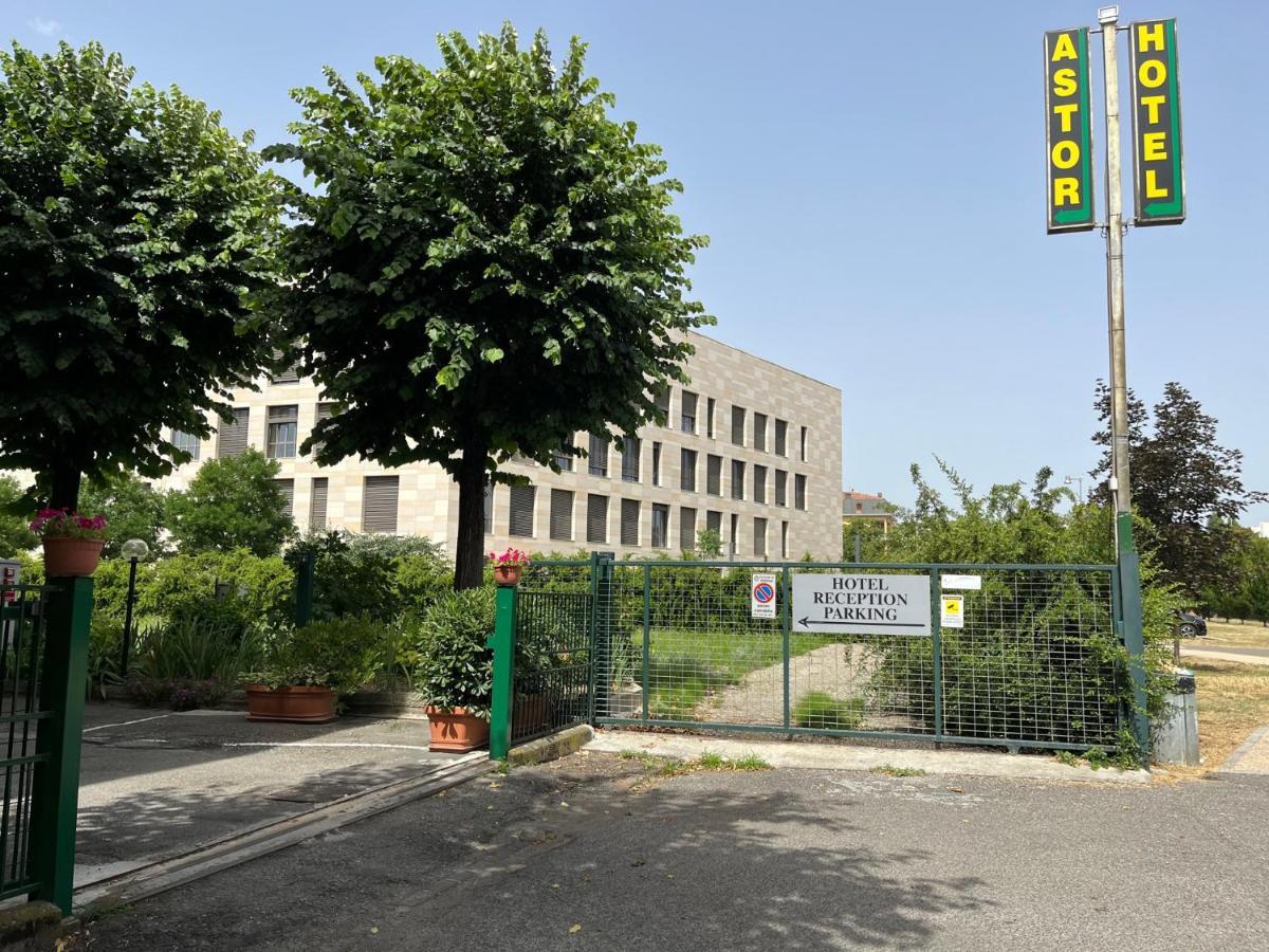 Hotel Astor Modena Bagian luar foto
