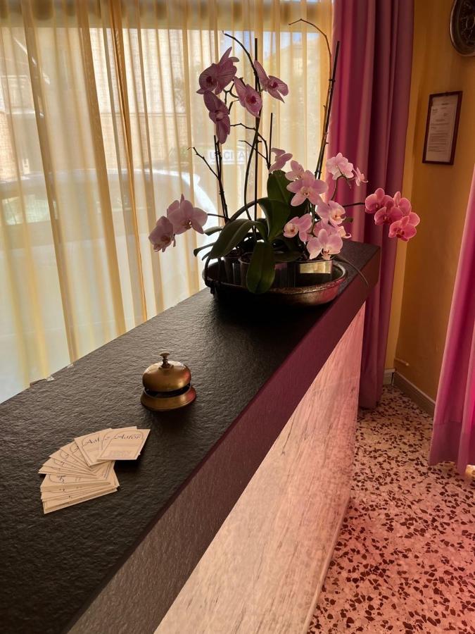 Hotel Astor Modena Bagian luar foto