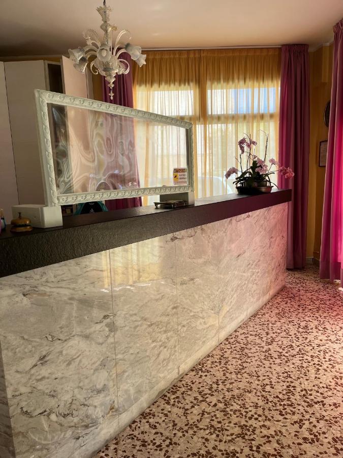 Hotel Astor Modena Bagian luar foto