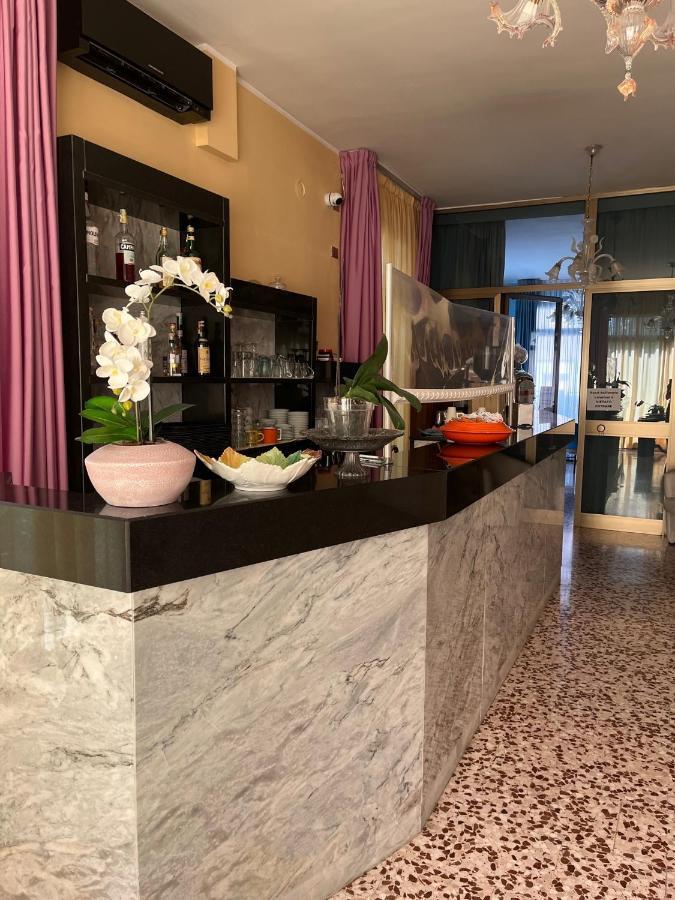 Hotel Astor Modena Bagian luar foto