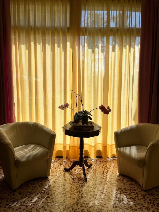 Hotel Astor Modena Bagian luar foto