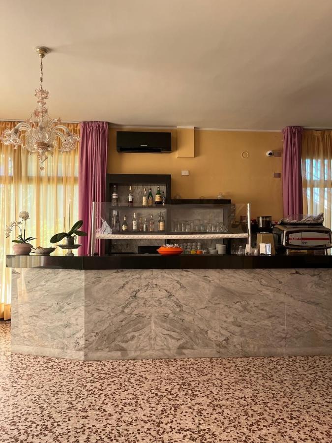 Hotel Astor Modena Bagian luar foto
