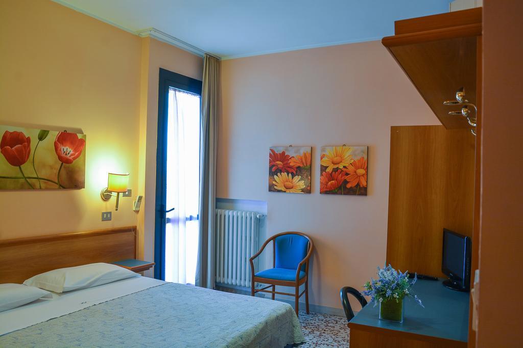 Hotel Astor Modena Ruang foto