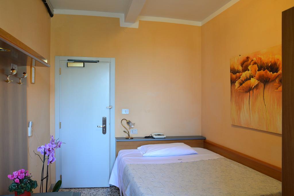 Hotel Astor Modena Bagian luar foto